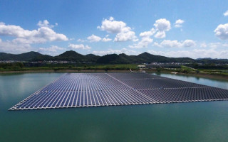 Modelo de placas de energia solar flutuante. 