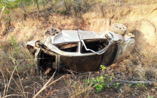 Motorista perdeu controle da direção e veículo capotou várias vezes.