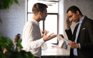 Quando a liderança não segue modelo positivo de comportamento o resultado pode ser tóxico para a empresa. 