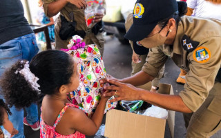 PM realizou entrega de brinquedos às crianças nos setores Costa Esmeralda e Lago Azul.