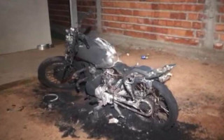 Moto incendiada ficou completamente destruída.