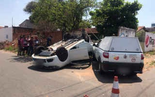 Veículo capotou com o impacto da colisão.