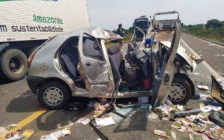 Carro de passeio ficou totalmente destruído.