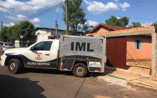 Vizinhos estranharam o fato da casa ter sido deixada com portão aberto. 