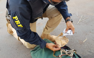 Comprimidos foram localizados dentro de uma mochila.