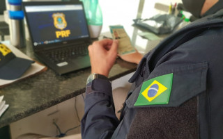 Motorista foi preso após apresentar CNH falsa em abordagem da PRF.