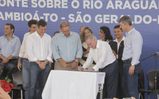 O presidente Michel Temer assinou na manhã de hoje, em Xambioá,  a Ordem de Serviço (OS) para construção da ponte.