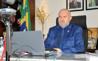 Carlesse participou de uma reunião por videoconferência com governadores e o ministro da Saúde.