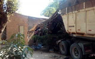 Caminhão desce ladeira e invade casa em Xambioá.