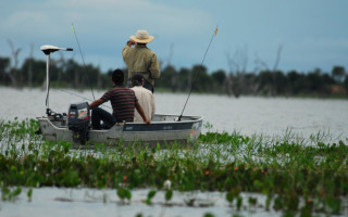 Pesca esportiva no lago do Calumbi, em Formoso do Araguaia.