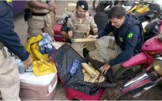 Operação conjunta da PRF e PM apreende droga escondida em mala. 