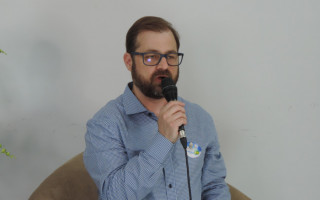 Candidato Dr. Hugo Mendes (PRTB) durante sabatina da Aciara. 