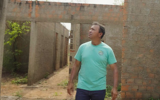 Elenil visitou a obra abandonada de uma unidade básica de saúde no setor Vila Azul.