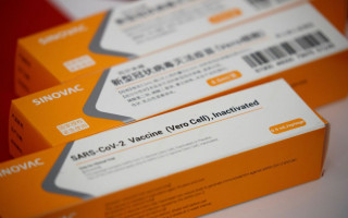 Vacina é produzida pela farmacêutica chinesa Sinovac em parceria com o Instituto Butantan.