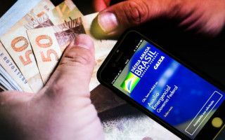 Beneficiários do Bolsa Família já podem sacar o auxílio a partir desta segunda-feira, 26.