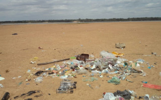 Lixo deixado na praia de Araguanã na temporada de 2016