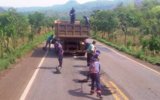 Homens trabalhando na TO-010 entre Palmas e Lajeado 
