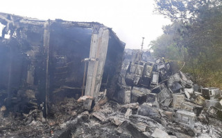 Incêndio destruiu veículo e carga de micro-ondas