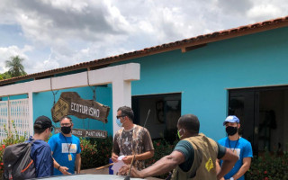 Equipe da Adetuc durante visita em estabelecimento comercial de Caseara