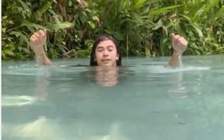Whindersson Nunes posa para vídeo nos famosos fervedouros do Jalapão