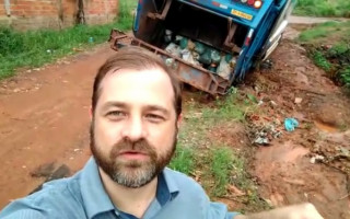 Hugo Mendes mostra caminhão do lixo atolado no setor Monte Sinai. 