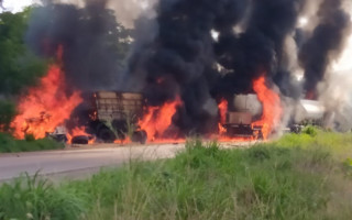 Caminhões pegaram fogo após a batida de frente 