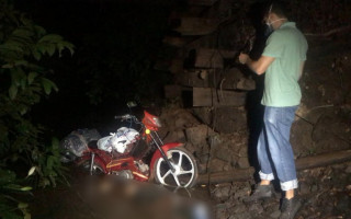 A moto cai e ficou de pé sobre a cabeça da vítima. 