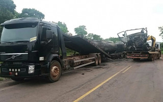 Pista ficou interditada até a retirada dos veículos.
