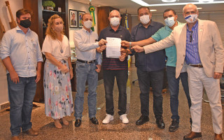 Governador assinou documento que autoriza transferência do local de implantação do serviço de radioterapia na Capital.