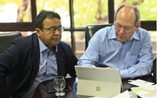 Aliados de Elenil (MDB) revelaram rejeição das contas de Dimas pelo TCE e a coligação de Wagner mostrou que Elenil virou réu em dois processos. 
