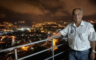 Candidato de 73 anos morreu durante entrevista ao vivo. 