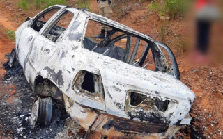 Carro foi encontrado completamente destruído pelo fogo.