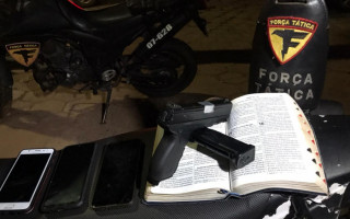 Celulares, pistola falsa e Bíblia encontrados com a dupla. 