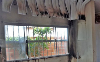 Móveis ficaram danificados com o fogo.
