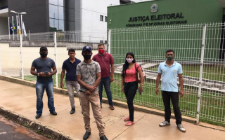 Grupo de candidatos na sede da Justiça Eleitoral em Araguaína. 