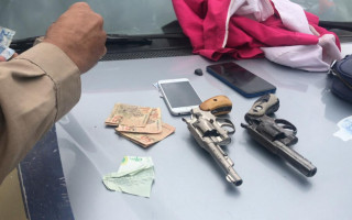 Armas, celulares e dinheiro apreendido com os suspeitos. 