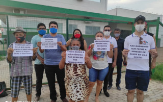 Grupo de moradores se reuniu em frente ao prédio da UPA da Vila Norte. 