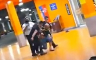 Homem foi espancado até a morte por seguranças em supermercado.