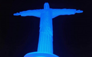 Estátua do Cristo Redentor de Araguaína ganha iluminação na cor Azul.