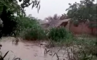 Casa foi derrubada pelas fortes chuvas em Gurupi.
