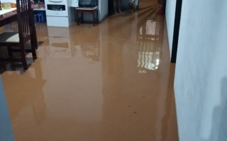 Água da chuva invade casas no setor Morada do Sol em Araguaína. 