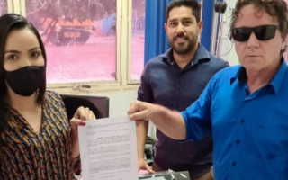 Prefeito eleito de Colinas, Dr. Kasarin procolocando requerimento na Câmara. 