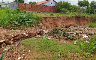 Cratera atinge pelo menos três ruas do bairro e começa a colocar algumas casas em risco.