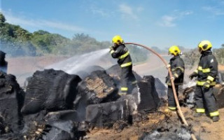 Bombeiros militares combateram fogo em carga de algodão na TO-020.