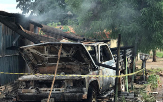 Veículo ficou destruído.