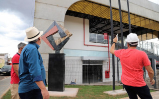 Prefeito Ronaldo Dimas fazendo vistoria nas obras da Feirinha 