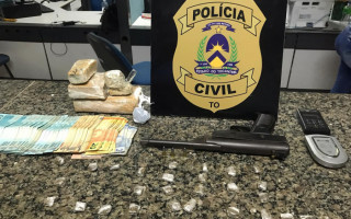 PC aprrendeu arma, porções de droga,  balança de precisão e maquinha de cartão. 