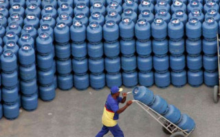 A Petrobras anunciou aumento de 5% no preço médio do gás de cozinha.