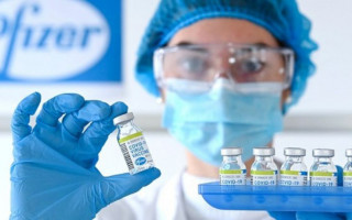 A vacina desenvolvida pela Pfizer e BioNTech foi a primeira a conseguir a aprovação no mundo.