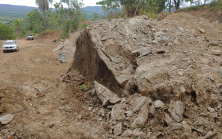 As rochas estão sendo retiradas pelas equipes técnicas da Residência Rodoviária da Ageto de Guaraí.